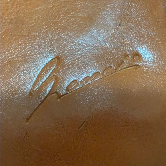 Benci Leather Shoulder Bag - Picture 6 of 6